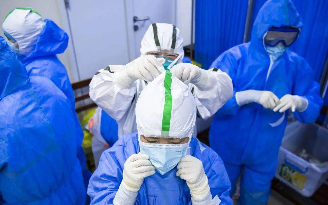 醫用防護服是用什么材料做的？ 醫用防護服和隔離衣有何區別呢？